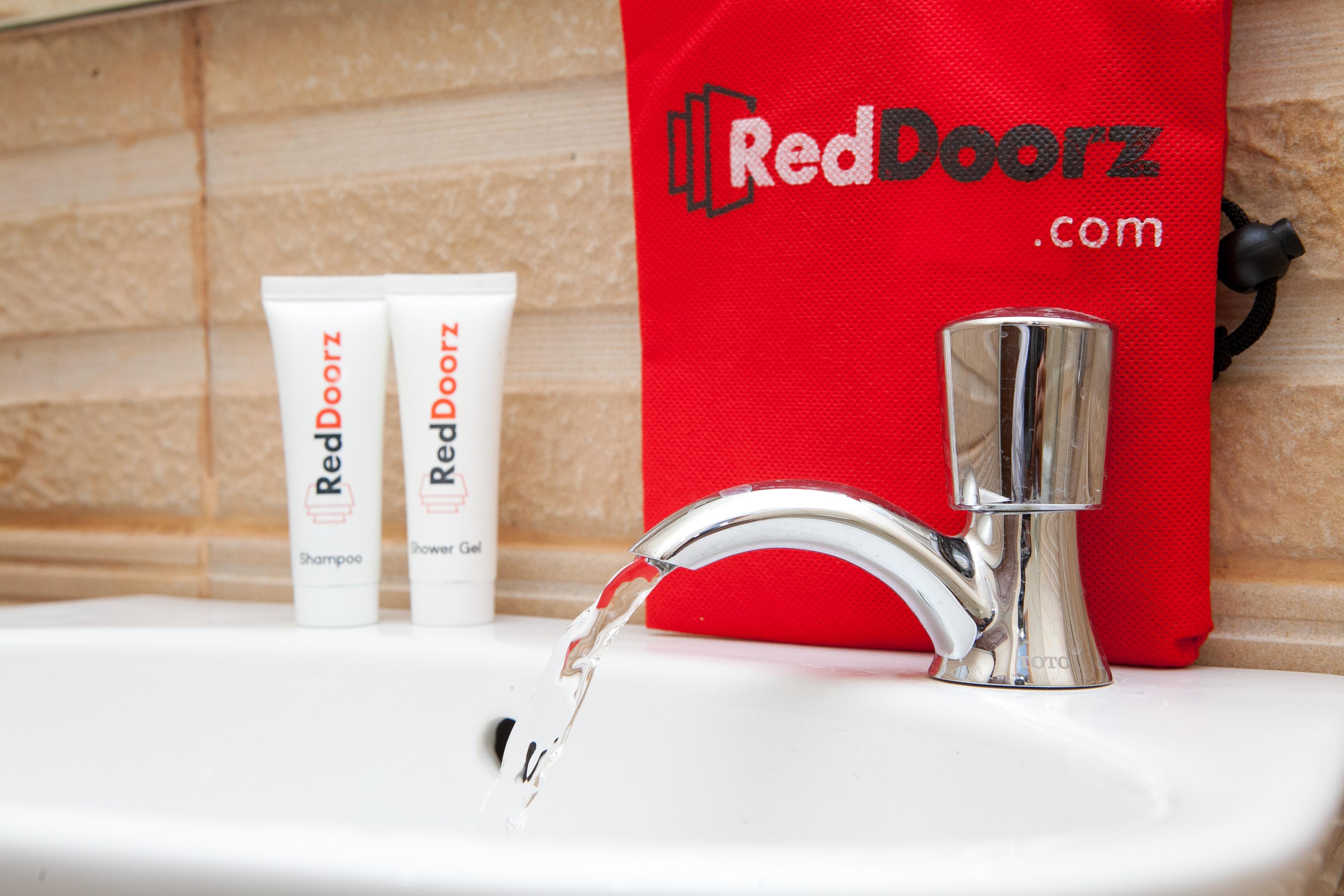 RedDoorz Plus near Pasundan University Bandung Exterior foto