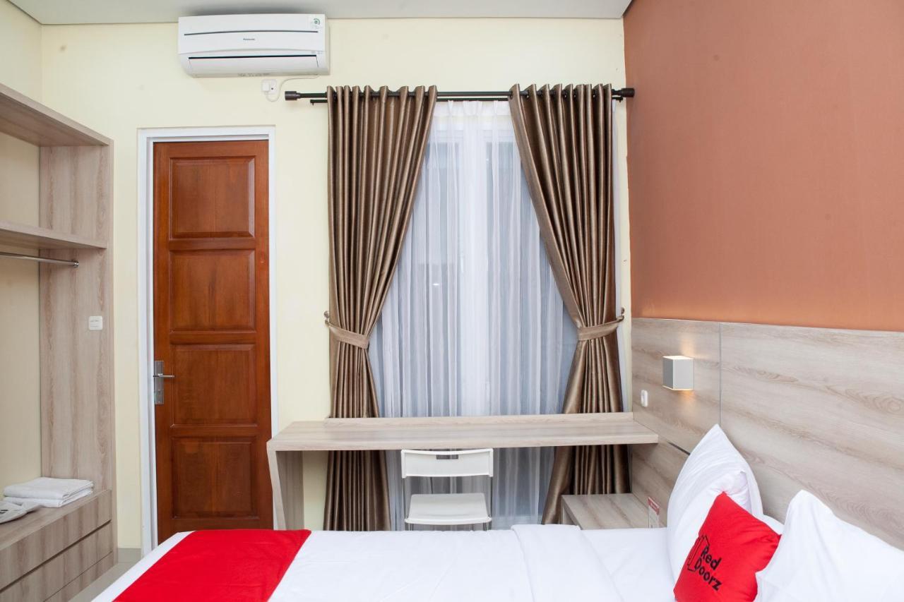 RedDoorz Plus near Pasundan University Bandung Exterior foto
